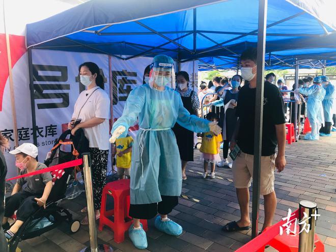 烈日暴雨下的坚守 花都全员核酸检测现场直击